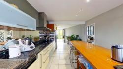 LOPERHET : Maison de plain pied T7 et un T2 indépendant avec un grand garage et un atelier au coeur du bourg