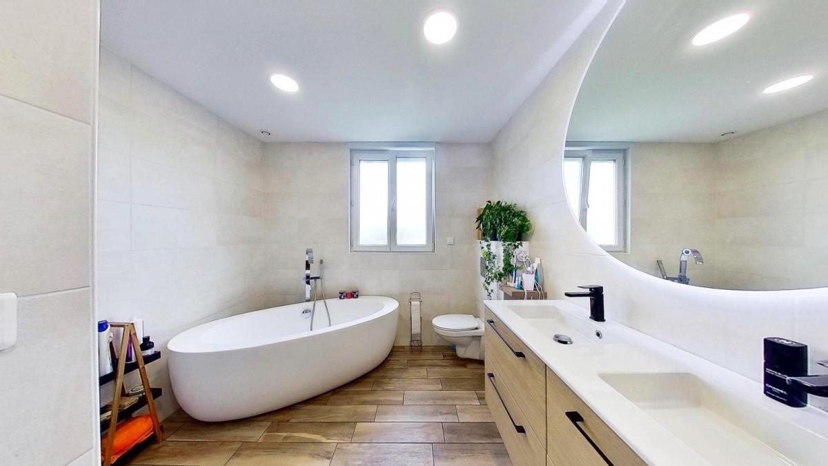 LOPERHET : Maison de plain pied T7 et un T2 indépendant avec un grand garage et un atelier au coeur du bourg