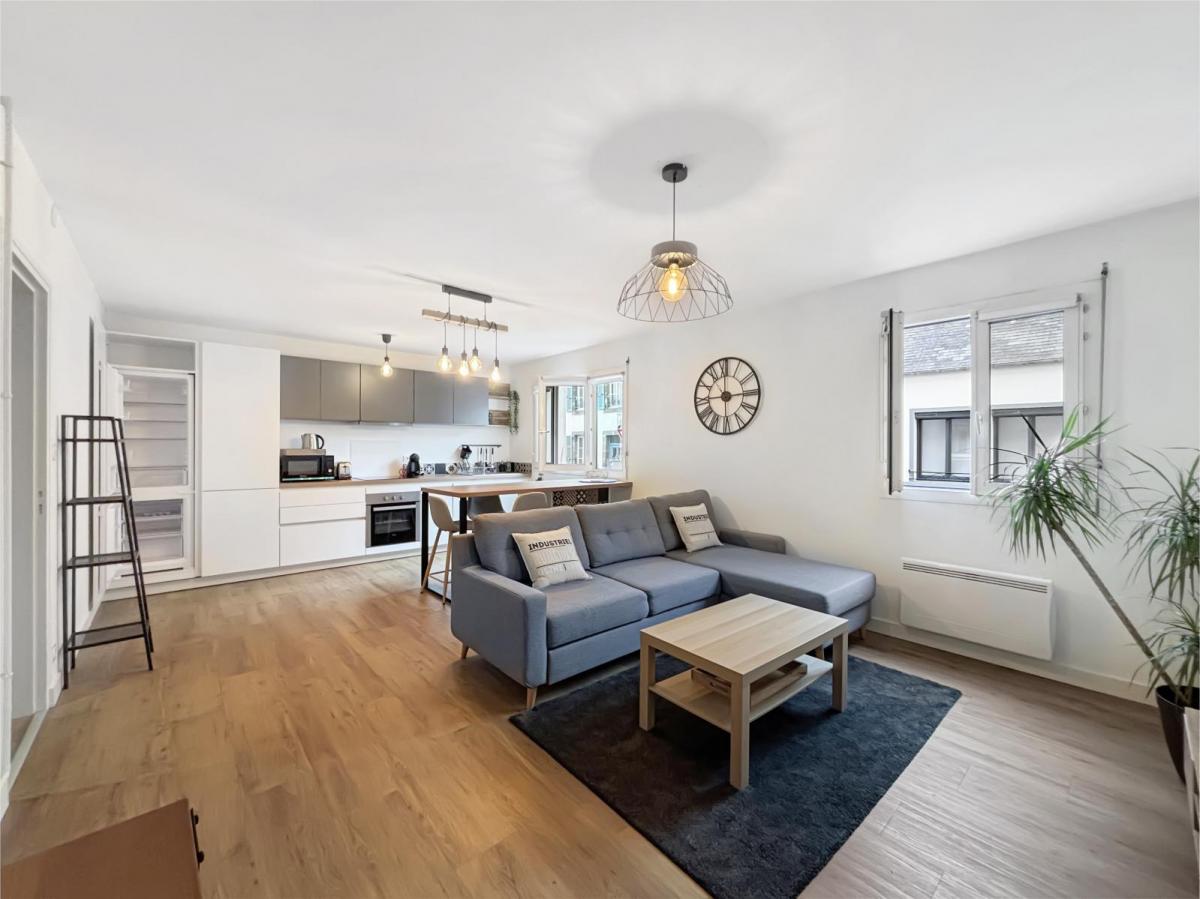 CENTRE-VILLE : joli appartement deux chambres, garage en meublé