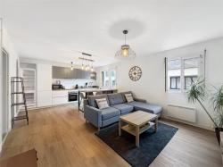 CENTRE-VILLE : joli appartement deux chambres, garage en meublé