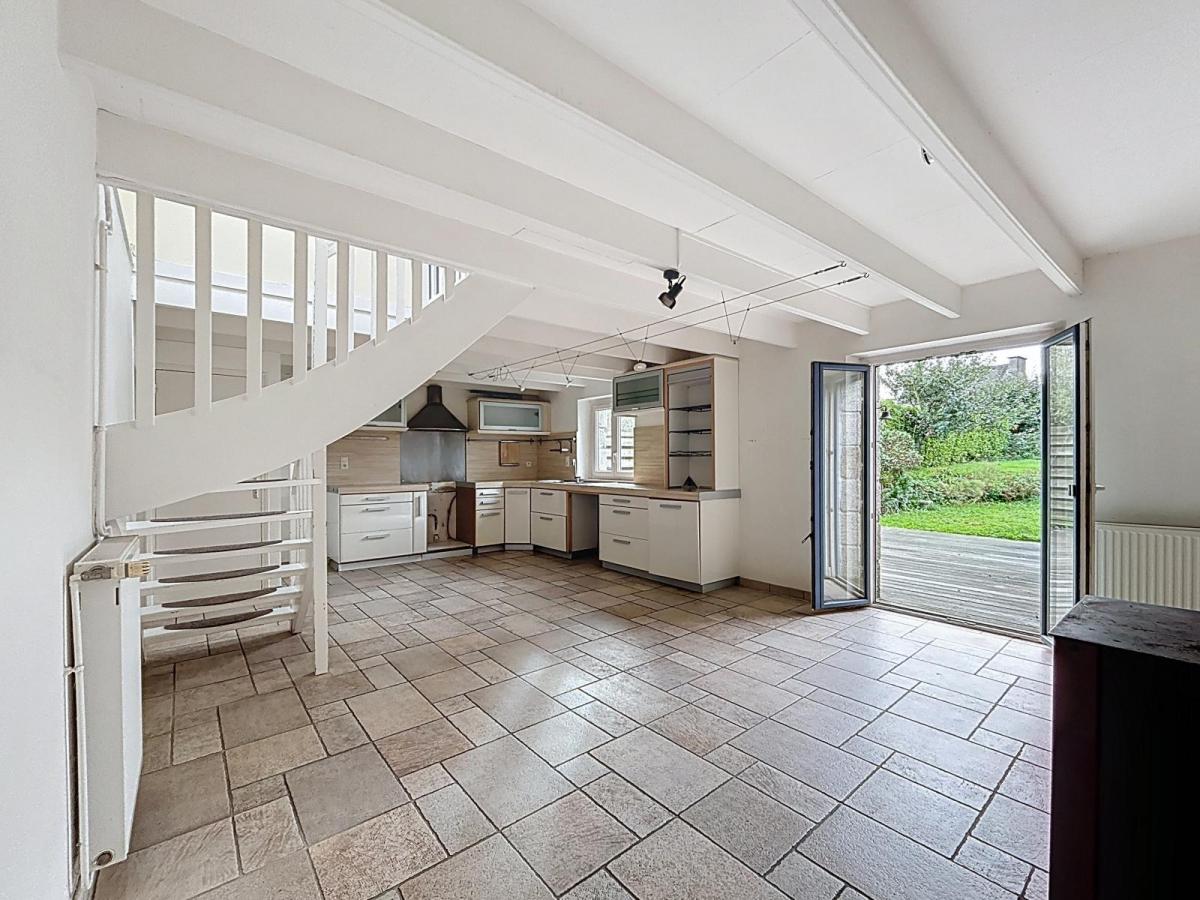 LANDÉDA : proche mer, jolie maison en pierres atypique