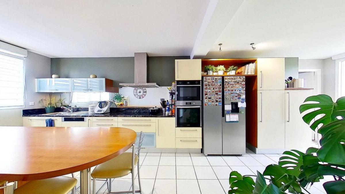 LOPERHET : Maison de plain pied T7 et un T2 indépendant avec un grand garage et un atelier au coeur du bourg