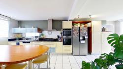 LOPERHET : Maison de plain pied T7 et un T2 indépendant avec un grand garage et un atelier au coeur du bourg