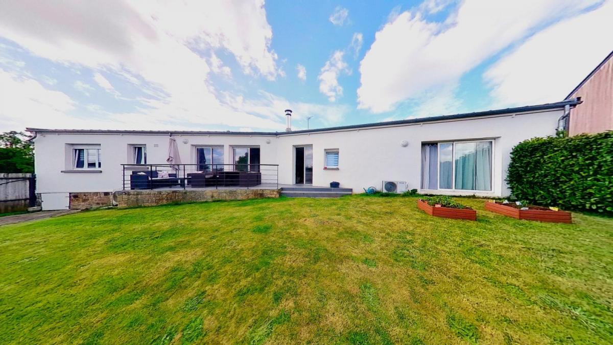 LOPERHET : Maison de plain pied T7 et un T2 indépendant avec un grand garage et un atelier au coeur du bourg