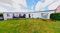 LOPERHET : Maison de plain pied T7 et un T2 indépendant avec un grand garage et un atelier au coeur du bourg