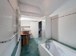 LANDÉDA : proche mer, jolie maison en pierres atypique