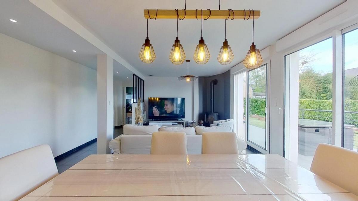 LOPERHET : Maison de plain pied T7 et un T2 indépendant avec un grand garage et un atelier au coeur du bourg