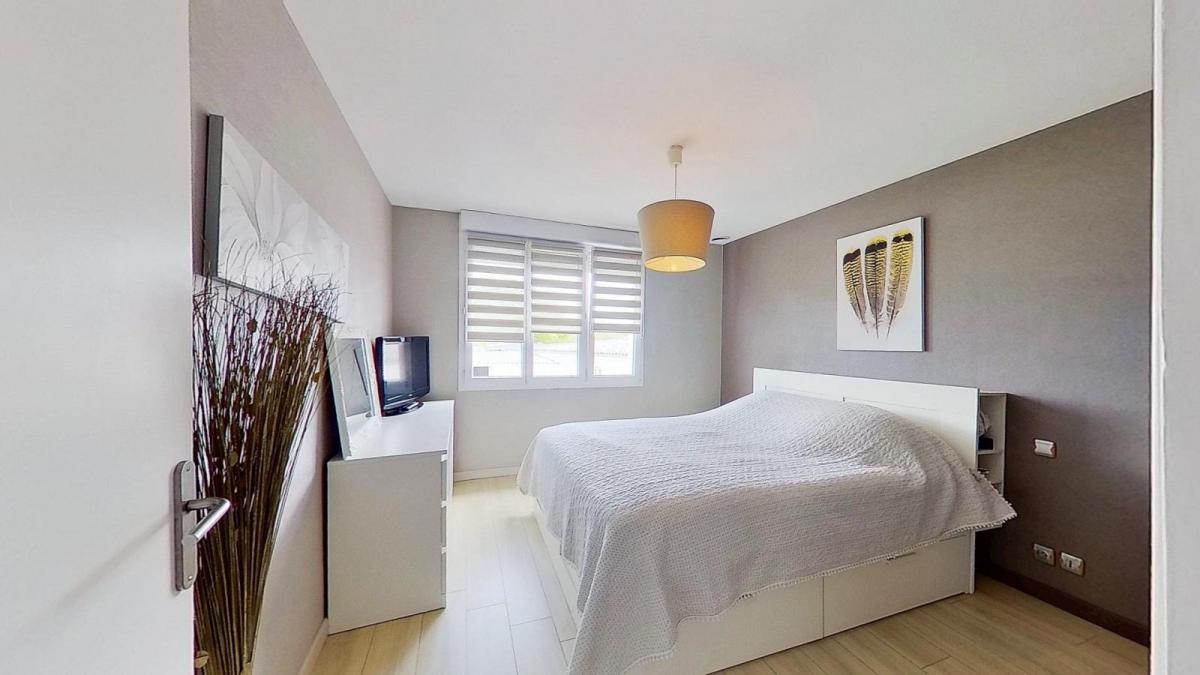 LOPERHET : Maison de plain pied T7 et un T2 indépendant avec un grand garage et un atelier au coeur du bourg