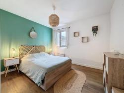 CENTRE-VILLE : joli appartement deux chambres, garage en meublé