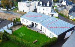 LOPERHET : Maison de plain pied T7 et un T2 indépendant avec un grand garage et un atelier au coeur du bourg