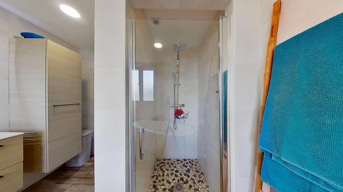 LOPERHET : Maison de plain pied T7 et un T2 indépendant avec un grand garage et un atelier au coeur du bourg