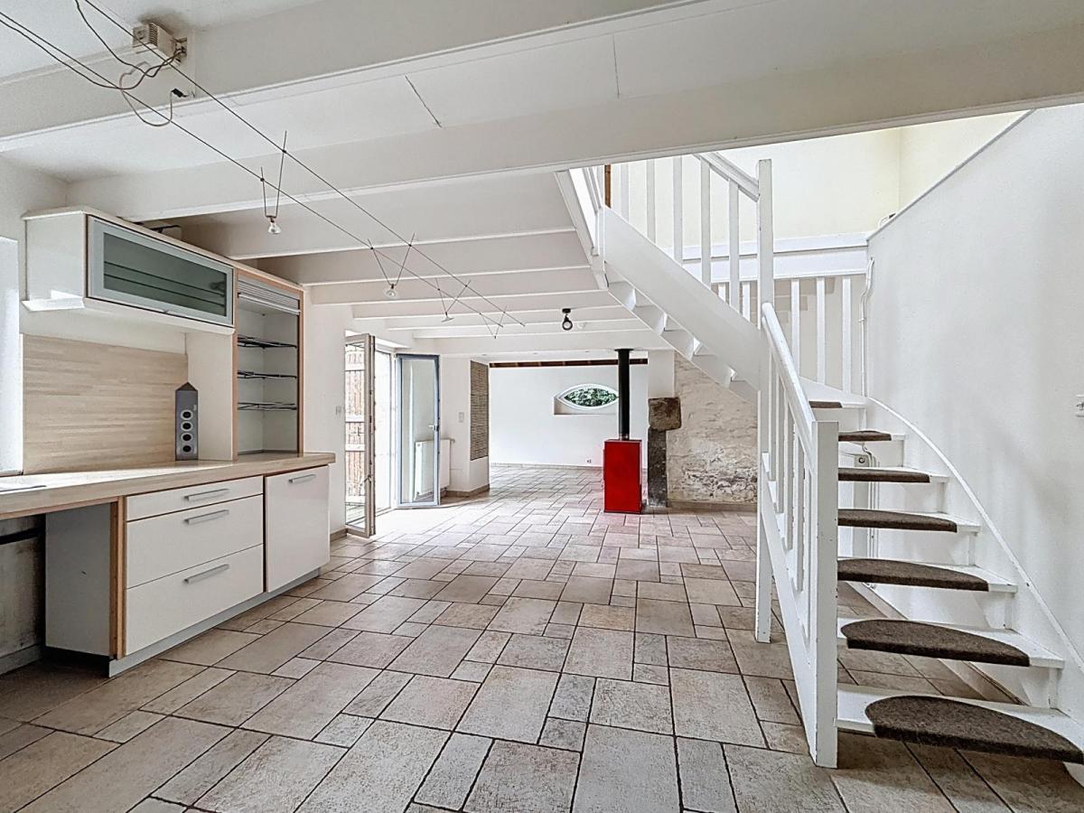 LANDÉDA : proche mer, jolie maison en pierres atypique