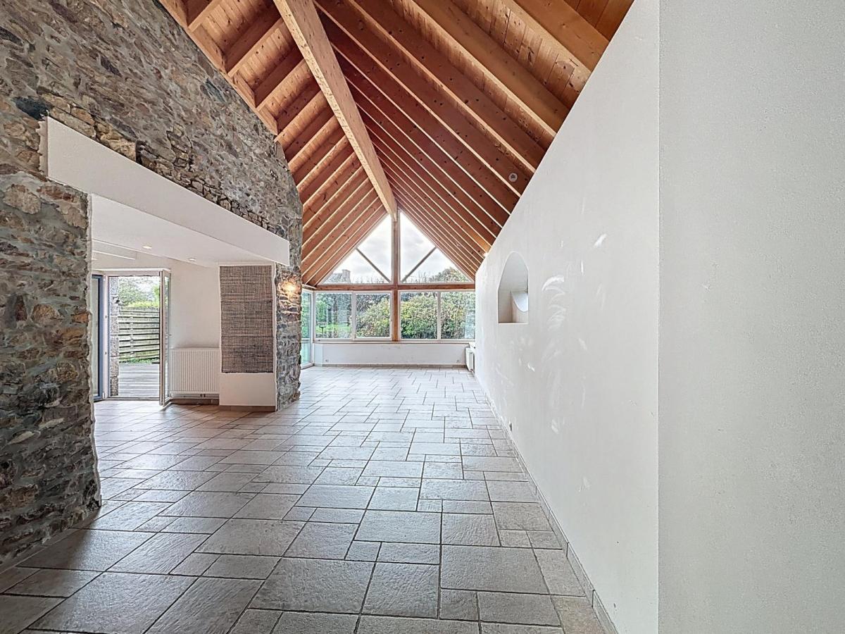 LANDÉDA : proche mer, jolie maison en pierres atypique