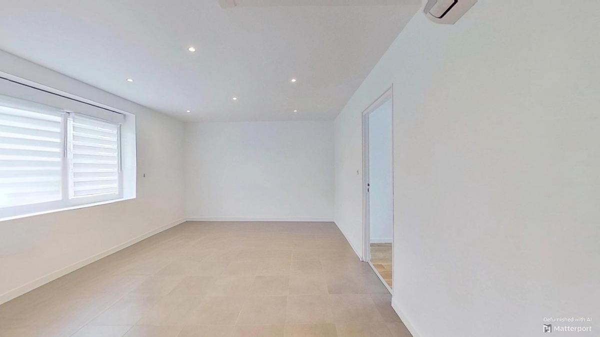 LOPERHET : Maison de plain pied T7 et un T2 indépendant avec un grand garage et un atelier au coeur du bourg