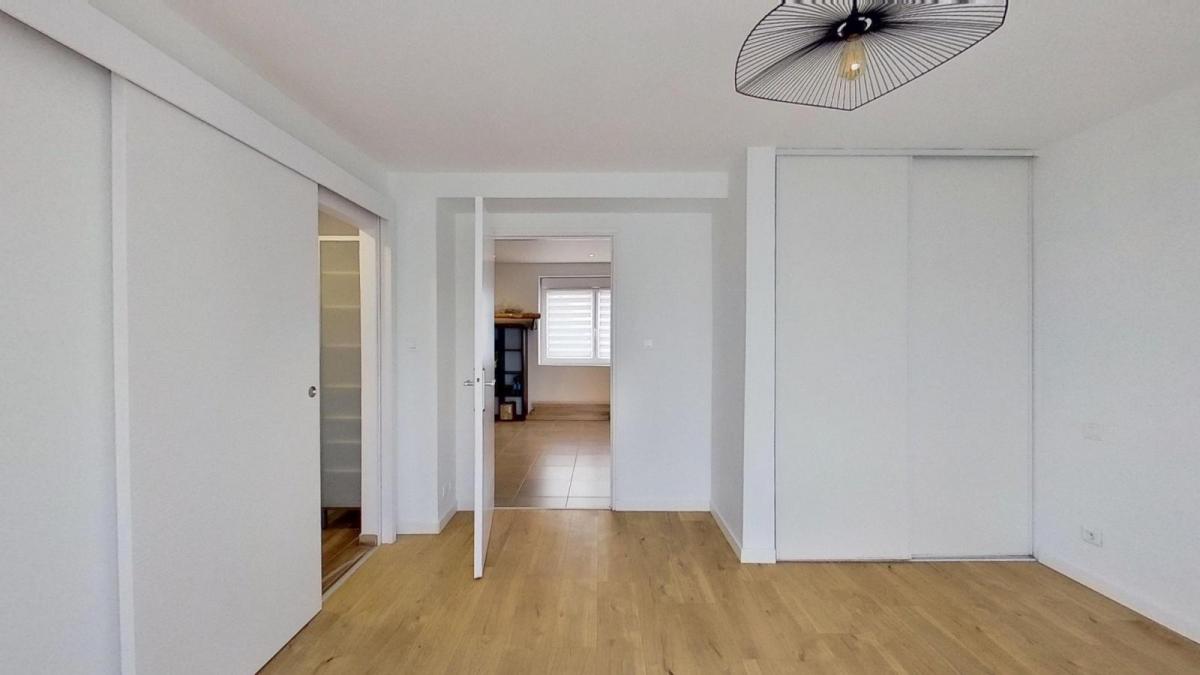 LOPERHET : Maison de plain pied T7 et un T2 indépendant avec un grand garage et un atelier au coeur du bourg