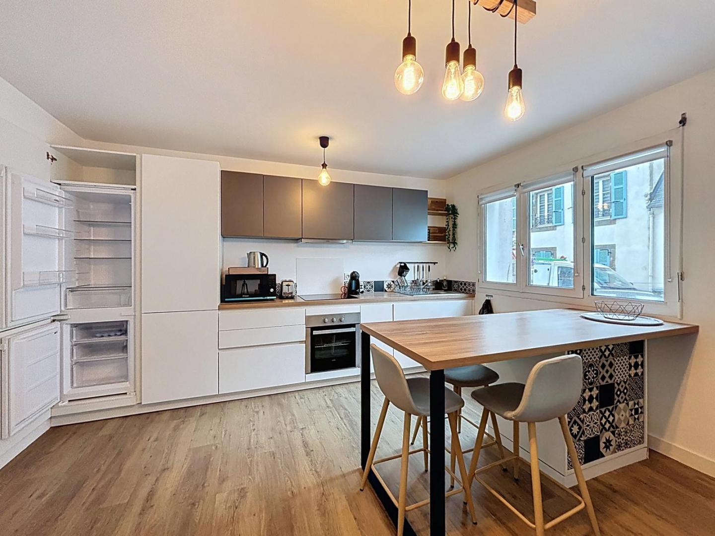 CENTRE-VILLE : joli appartement deux chambres, garage en meublé