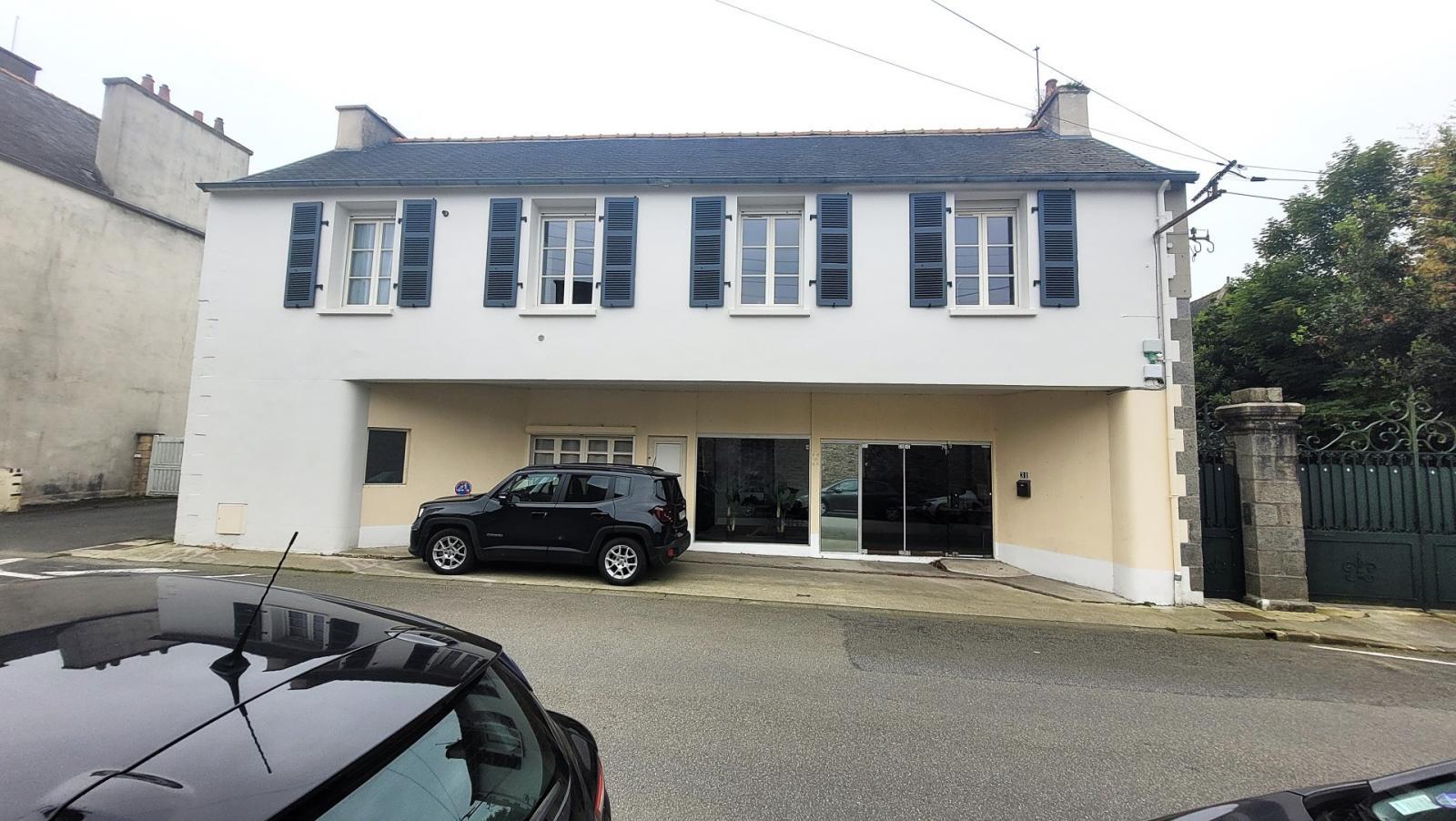 LESNEVEN :APPARTEMENT T3 AVEC UN LOCAL COMMERCIAL POUR UNE SUPERFICIE TOTAL 159 M² EN PLEIN CENTRE DE LESNEVEN
