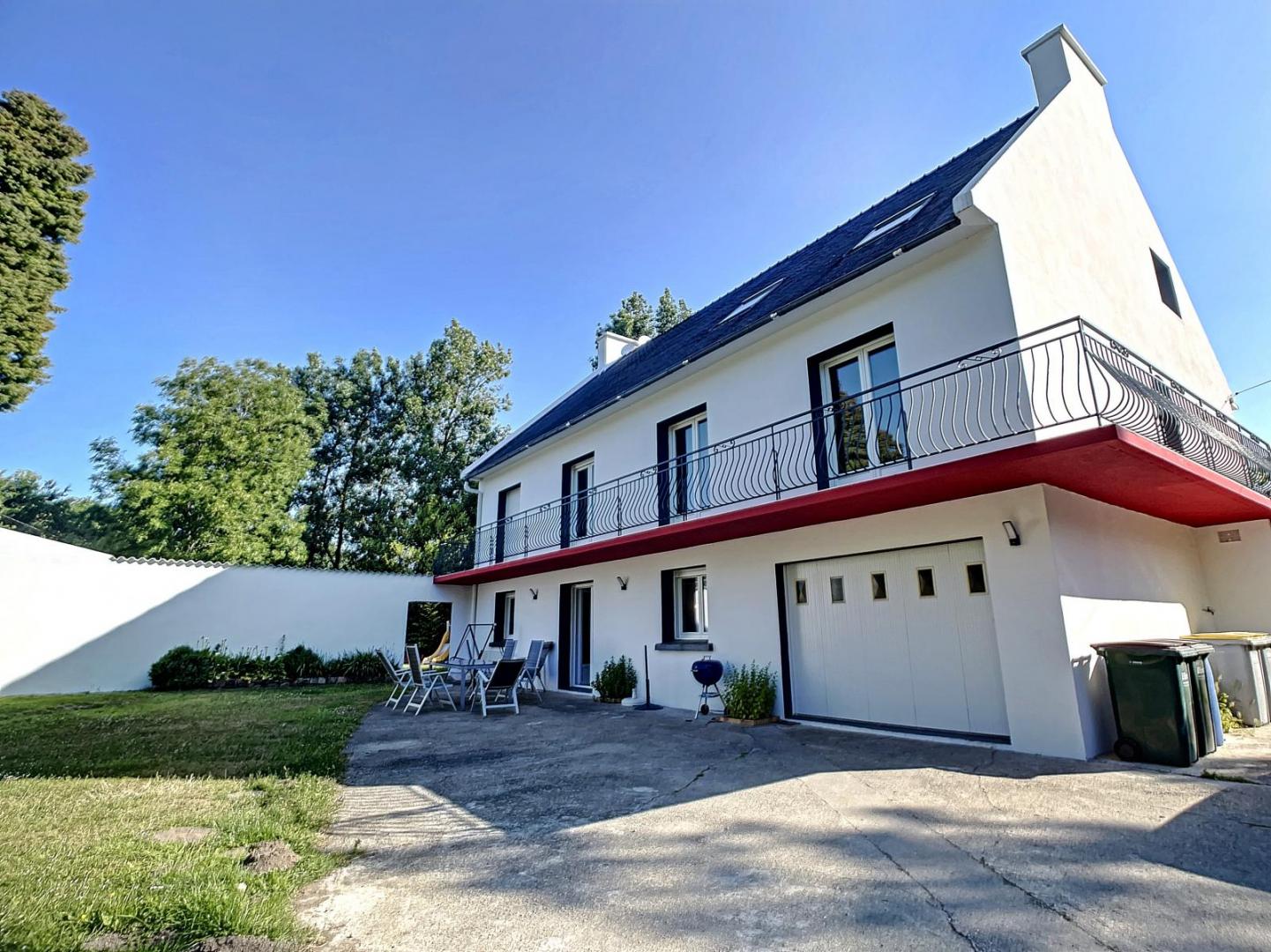 GUILERS : propriété avec maison 7 pièces et grand terrain au calme