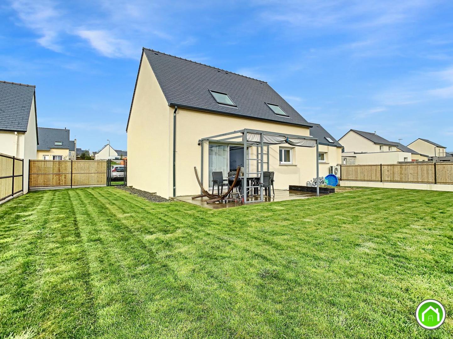 PLOUMOGUER : Jolie maison contemporaine de 2018  avec double séjour, 3 chambres et jardin clos