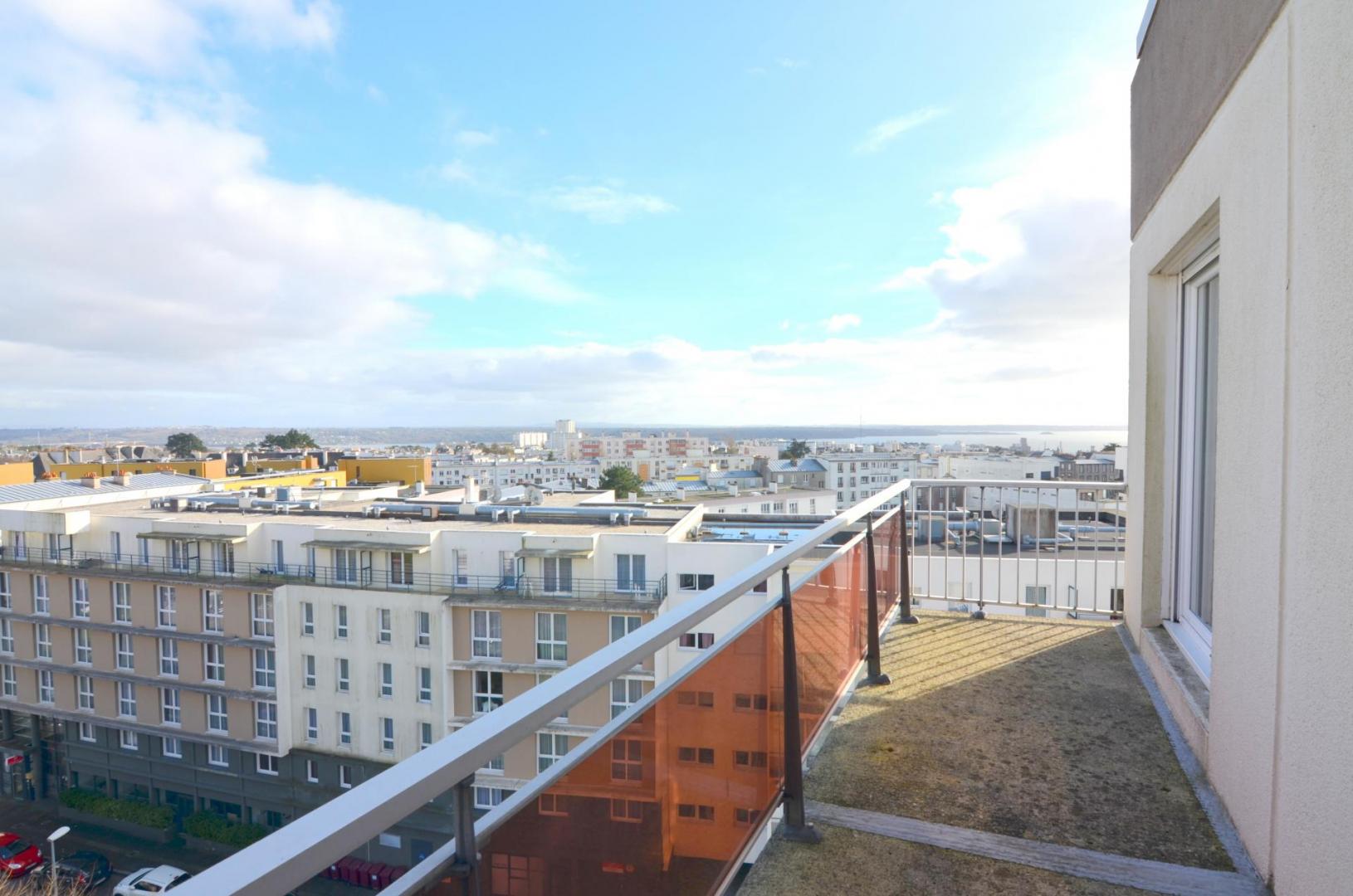 BREST : LUMINEUX APPARTEMENT 100M² AVEC BALCON, VUE DÉGAGÉE SUR LA RADE ET DEUX PARKINGS