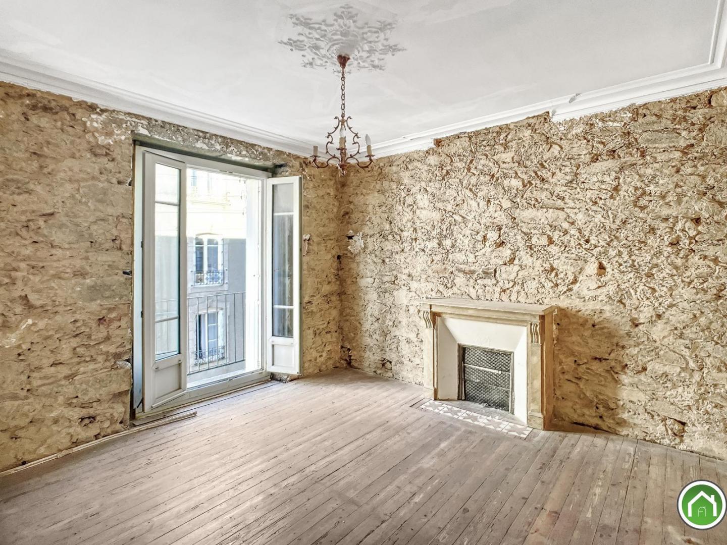 CENTRE / SAINT MICHEL : appartement de 45m² avec vue rade à rénover 