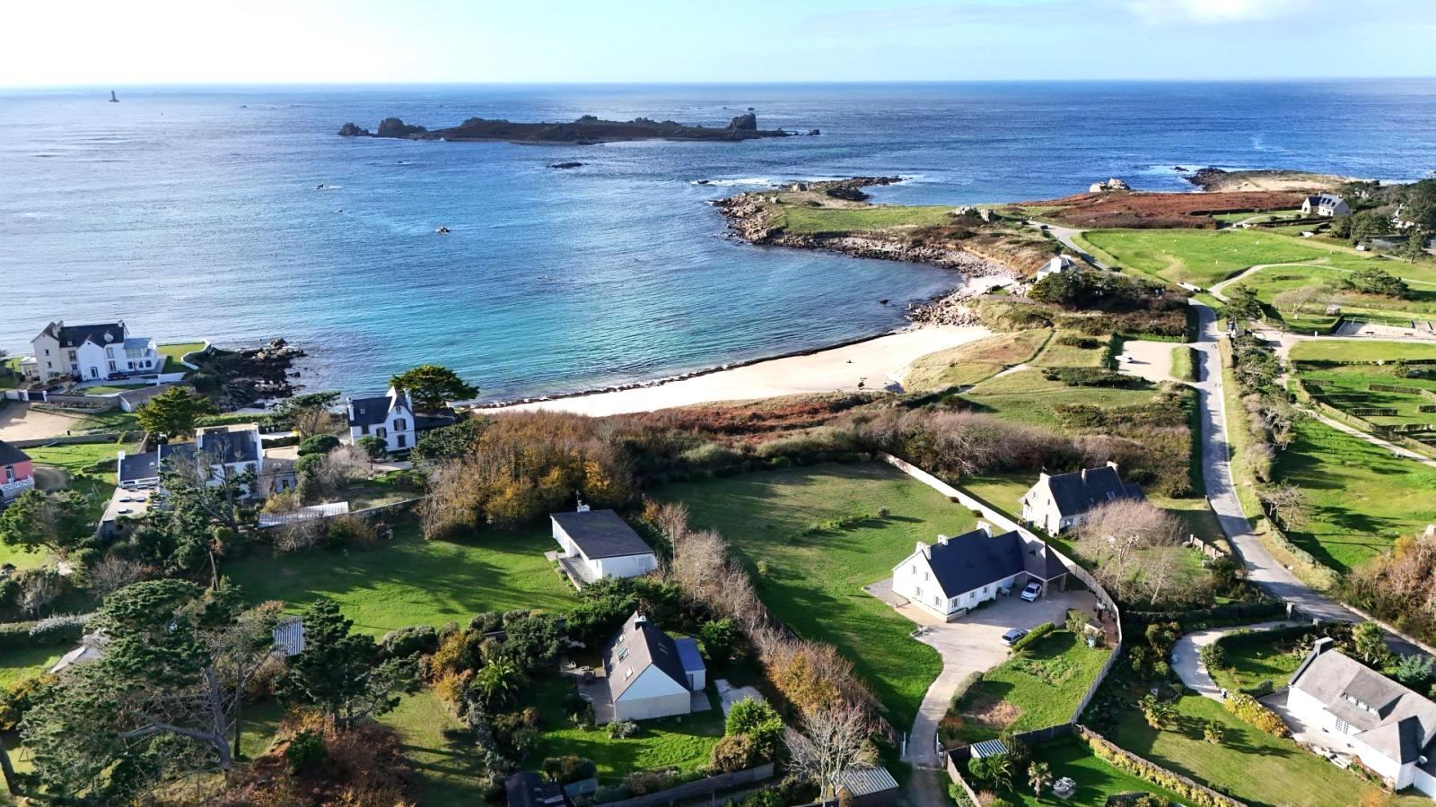 LANDUNVEZ : Proche du port d'Argenton, magnifique propriété avec accès direct à la plage de Gwen Trez