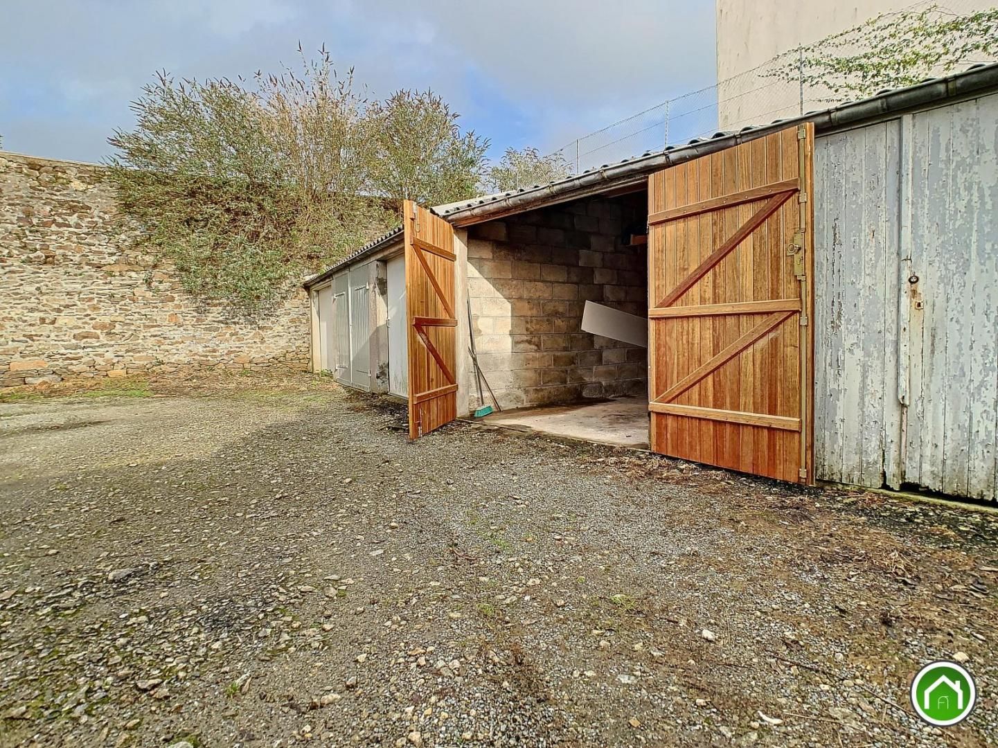 BREST : grand garage fermé avec mezzanine en retrait de la rue