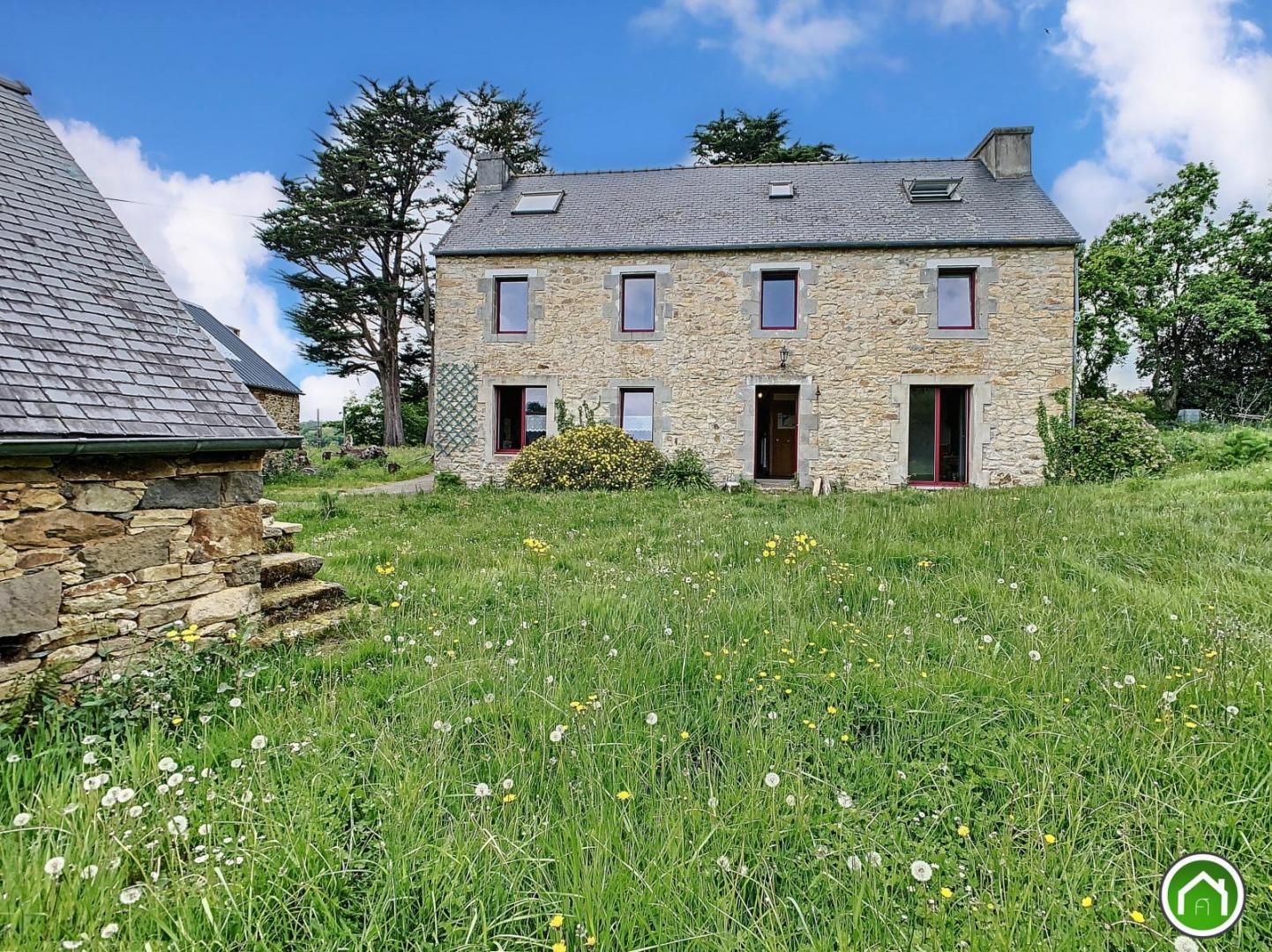 PLOUGASTEL-DAOULAS : grande propriété 1 hectare avec demeure, longères et dépendances aménageables