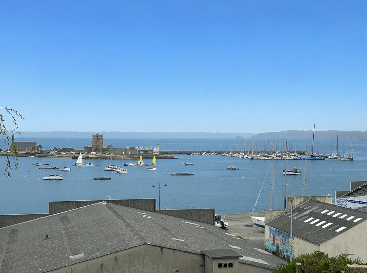 CAMARET SUR MER : Joli T3 de 62m² avec vue sur le port de Camaret et la Tour Tanguy