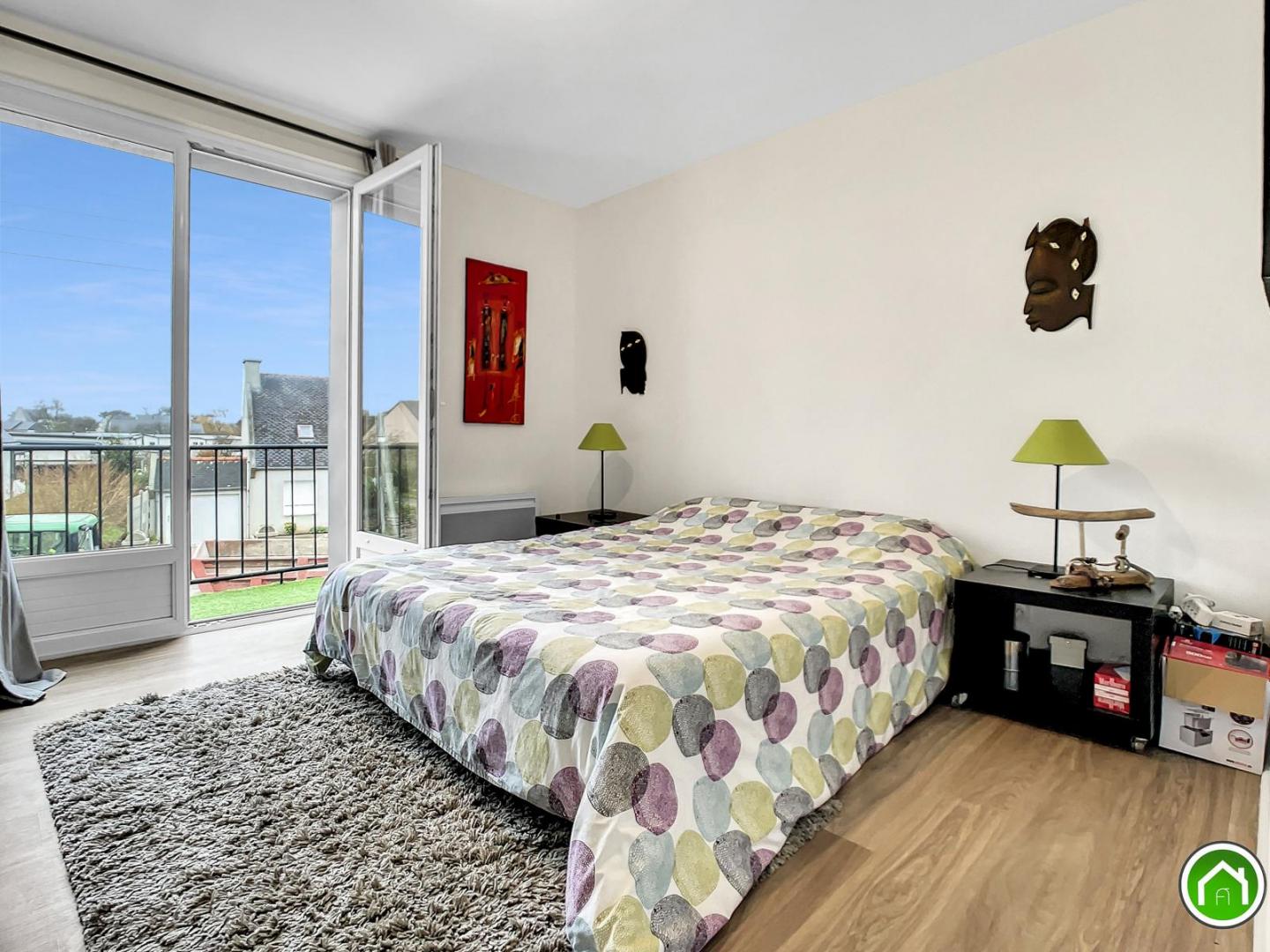 PLOUDALMEZEAU : grand appartement duplex avec 3 chambres, accès privatif, balcon et stationnement 