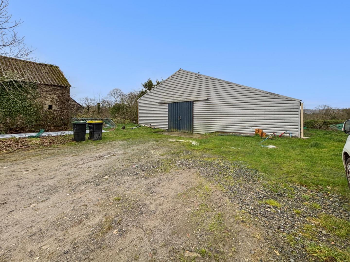 PLOUEDERN - HANGAR IDEAL ARTISAN