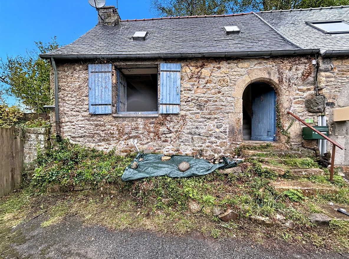 LOGONNA-DAOULAS : Dans le bourg, en impasse, jolie maison en pierre de 1650 à rénover