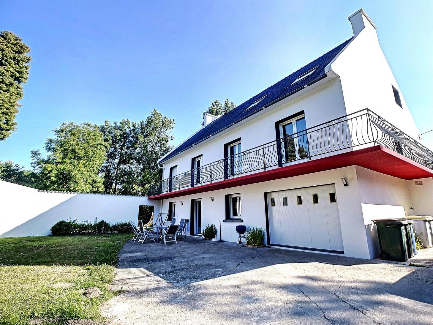 GUILERS : propriété avec maison 7 pièces et grand terrain au calme