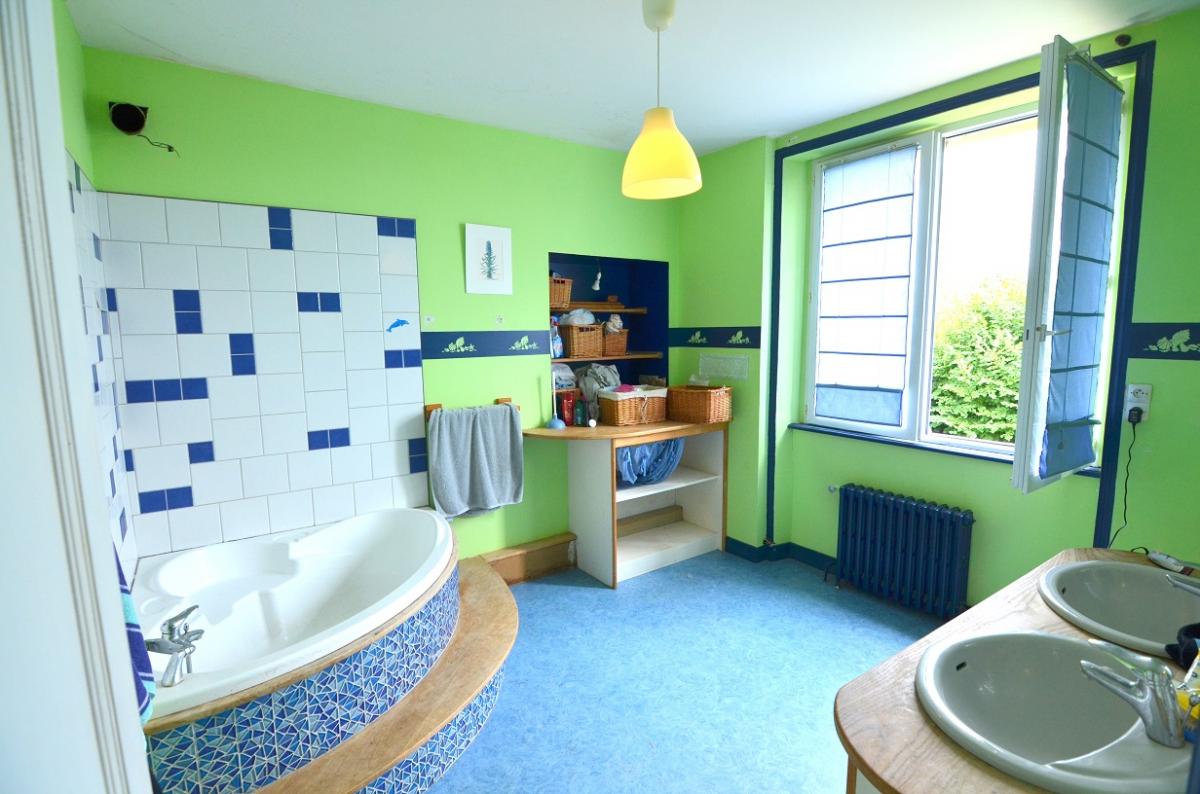 SAINT-RENAN : maison 5 chambres, aux beaux volumes, garage et agréable jardin