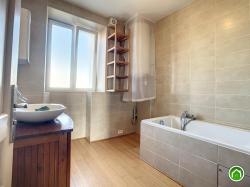 BREST CENTRE-VILLE : en dernier étage, joli appartement de 48m² avec vue sur la rade