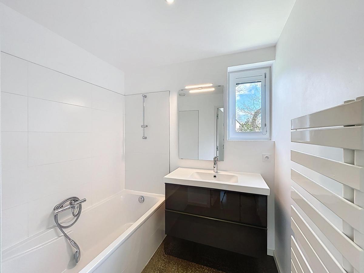 BREST RESTIC : Maison contemporaines aux tendances passives dans un environnement verdoyant