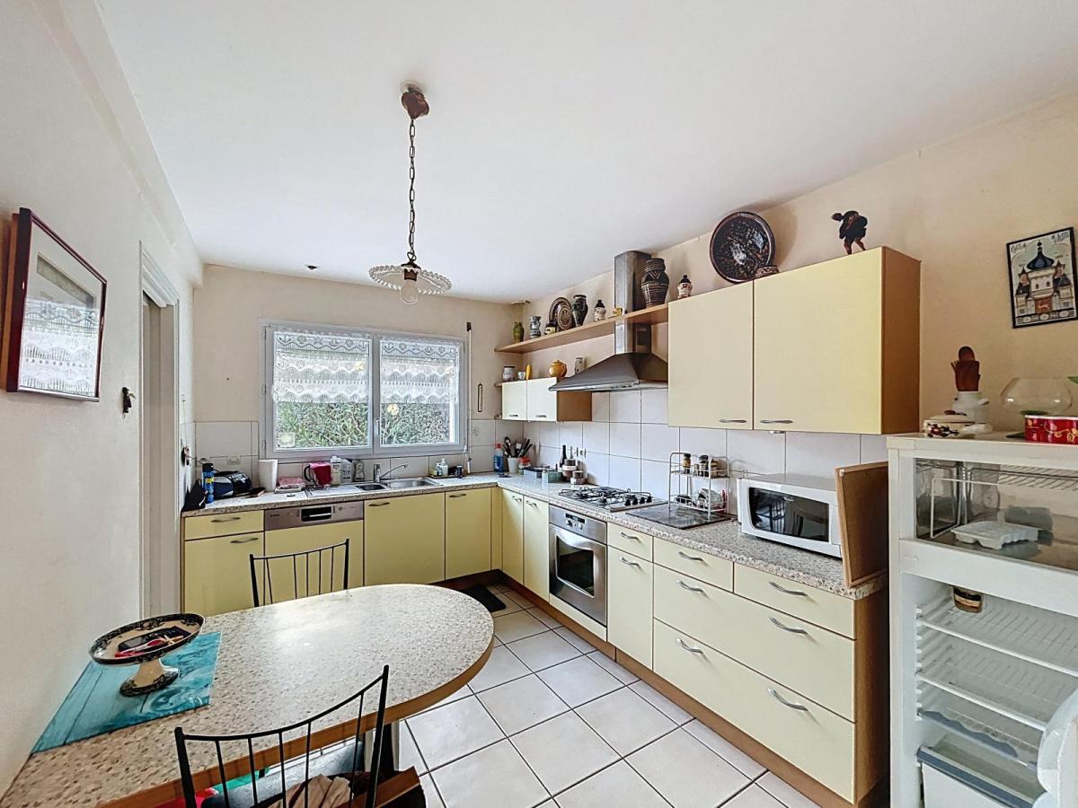 BREST QUATRE MOULINS : Jolie maison contemporaine de 94m2 avec double garage à rénover