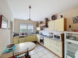 BREST QUATRE MOULINS : Jolie maison contemporaine de 94m2 avec double garage à rénover