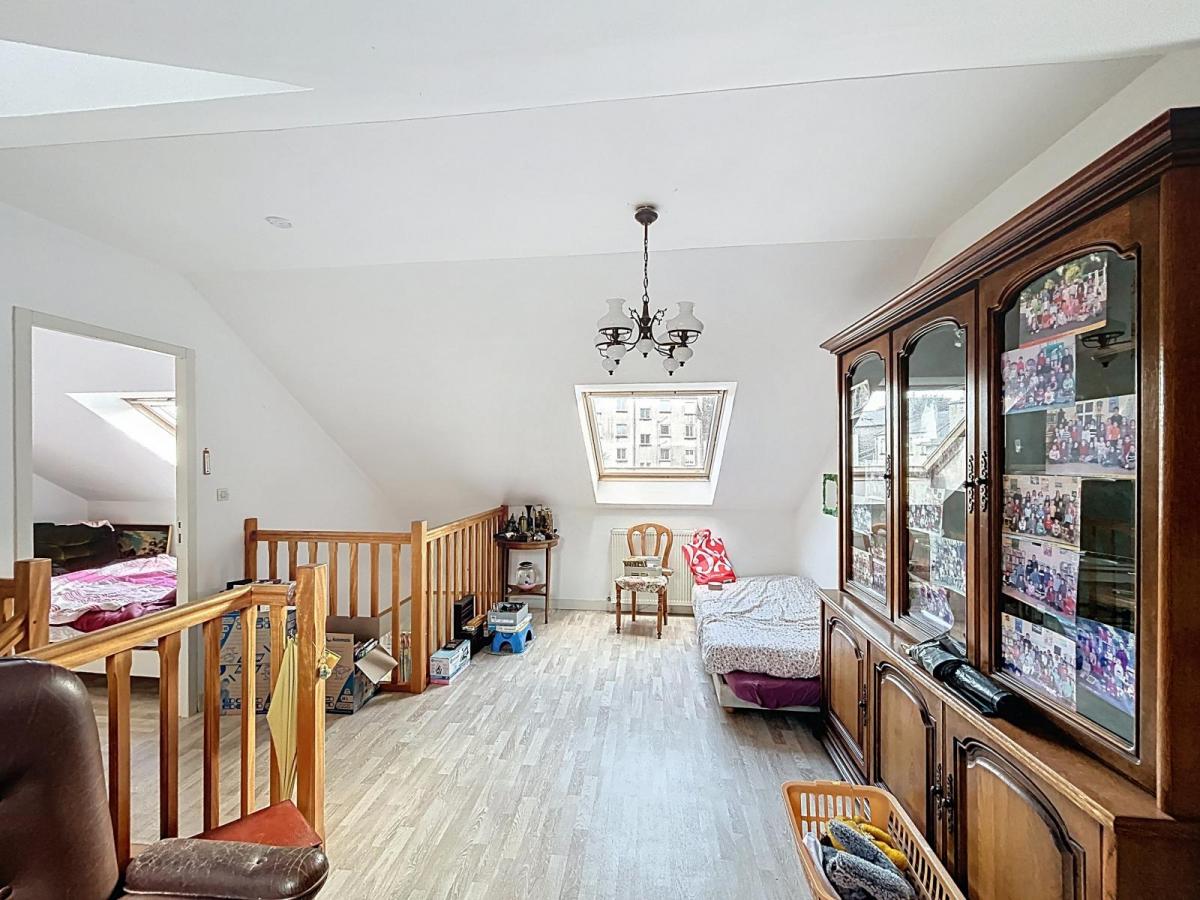 BREST QUATRE MOULINS : Jolie maison contemporaine de 94m2 avec double garage à rénover