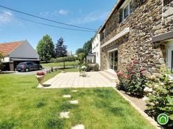 GUIPAVAS : Jolie propriété de caractère avec 3 chambres, une suite parentale, double garage, atelier et jardin clos