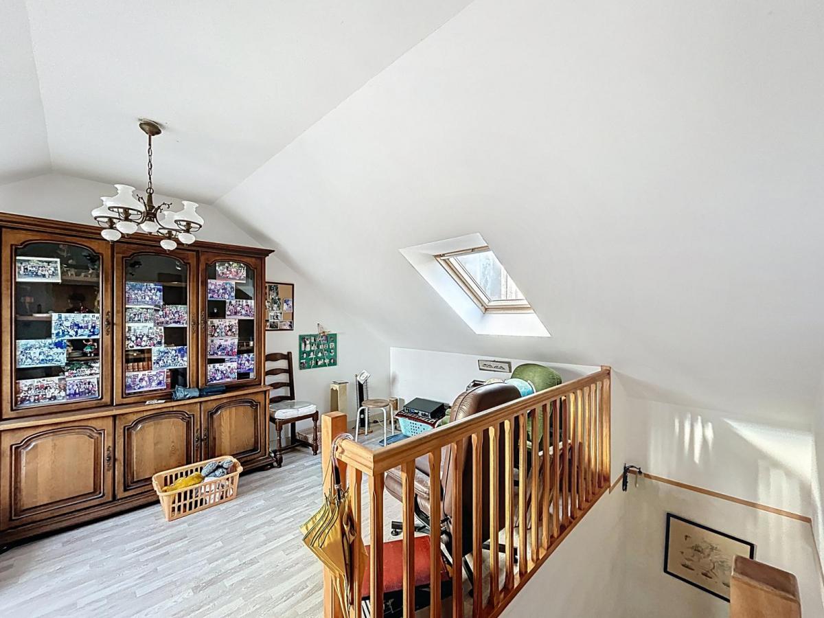 BREST QUATRE MOULINS : Jolie maison contemporaine de 94m2 avec double garage à rénover