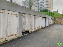 BREST : en impasse, garage fermé avec accès aisé