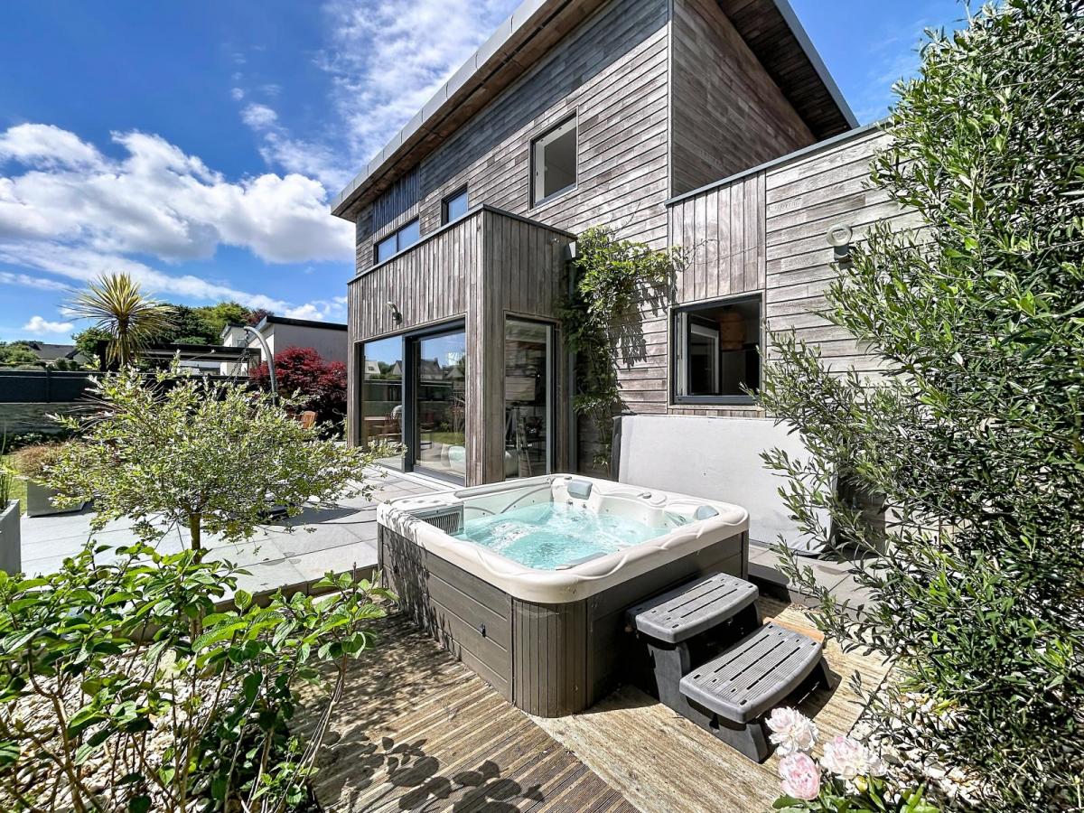 GUILERS : Maison aux lignes contemporaines de 2018 à tendance passive