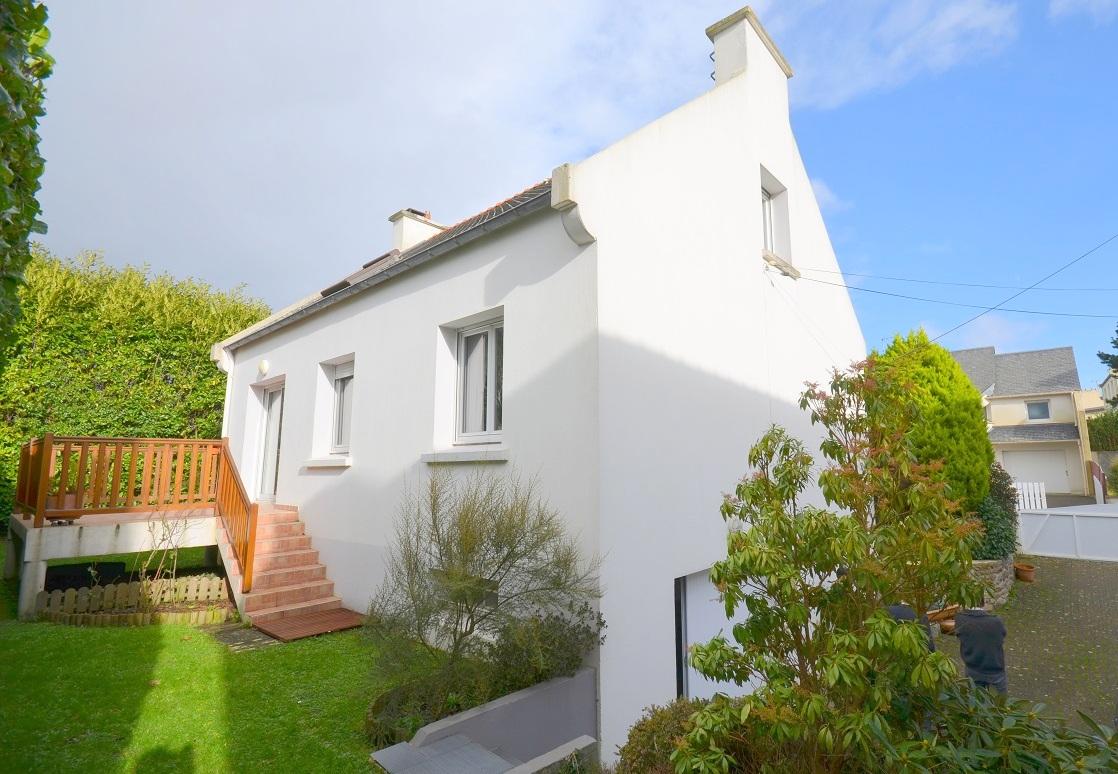 BREST : jolie propriété avec maison quatre chambres, sous-sol, terrasse et jardin clos