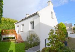 BREST : jolie propriété avec maison quatre chambres, sous-sol, terrasse et jardin clos