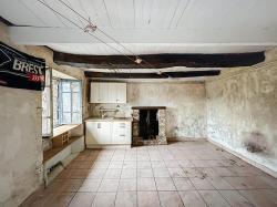 LOGONNA-DAOULAS : Dans le bourg, en impasse, jolie maison en pierre de 1650 à rénover