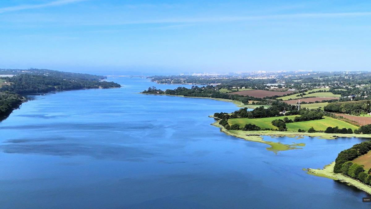 LA FOREST-LANDERNEAU: Ravissante propriété au bord de l’eau sur 1900 m² avec T2 indépendant – VENTE EN VIAGER