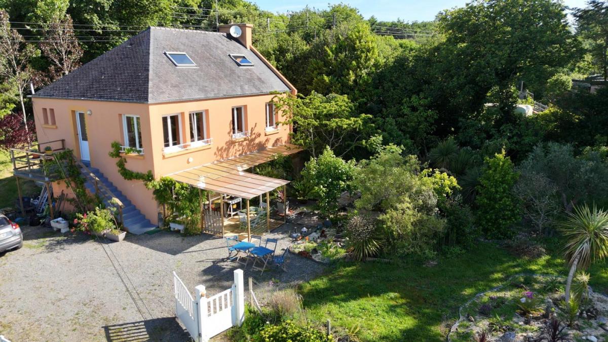 LA FOREST-LANDERNEAU: Ravissante propriété au bord de l’eau sur 1900 m² avec T2 indépendant – VENTE EN VIAGER