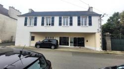 LESNEVEN :APPARTEMENT T3 AVEC UN LOCAL COMMERCIAL POUR UNE SUPERFICIE TOTAL 159 M² EN PLEIN CENTRE DE LESNEVEN