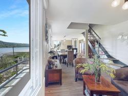 Au bord de l'eau, ravissante propriété avec demeure 7 pièces, terrasses et parcelle de 1900m²